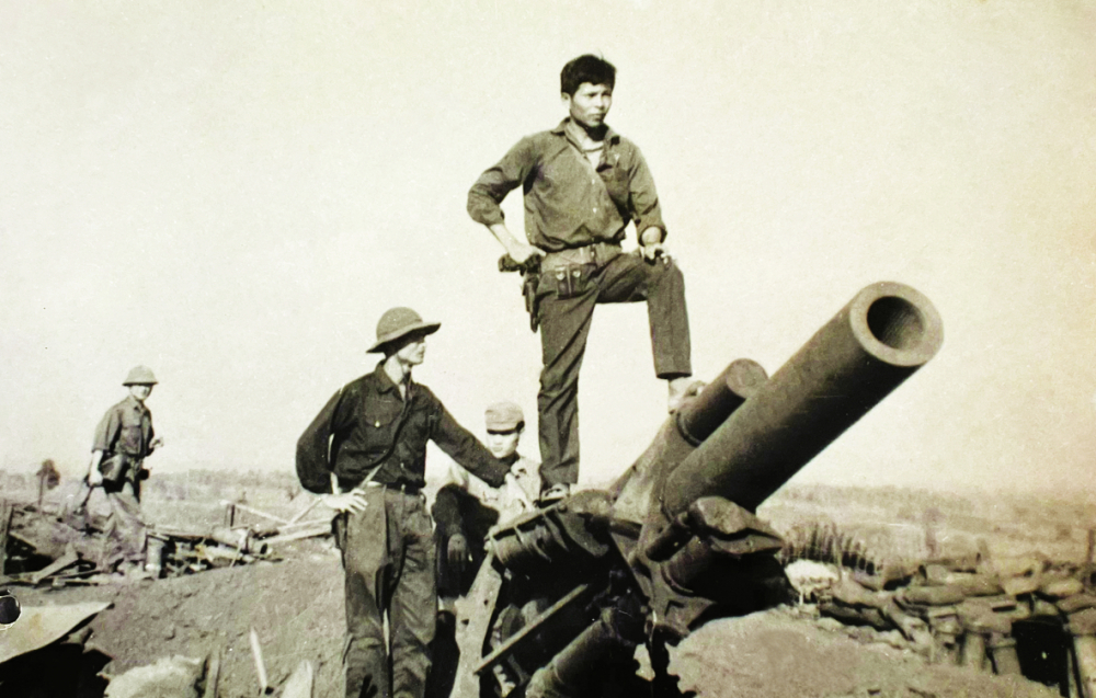 Trên mặt trận Phước Long đầu năm 1975, anh Mười Trung là người đứng trên nòng pháo