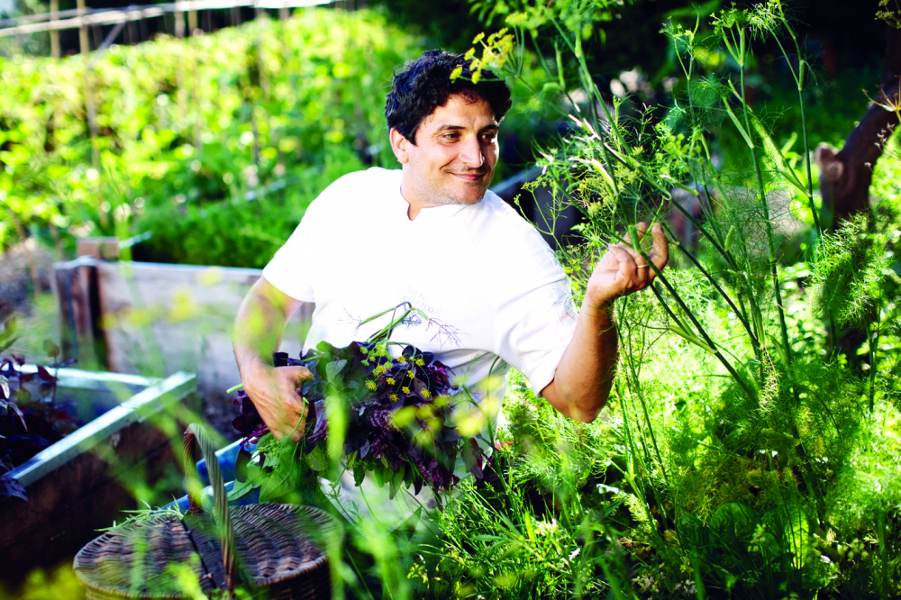 Mauro Colagreco - đầu bếp đầu tiên được UNESCO bổ nhiệm làm Đại sứ thiện chí của Liên hiệp quốc về đa dạng sinh học - trong khu vườn của mình ở miền nam nước Pháp - ẢNH: MIRAZUR