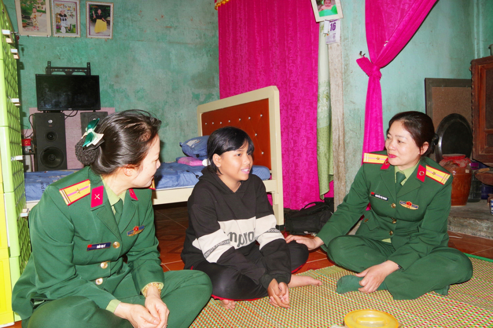 Các chị trong Hội Phụ nữ Bộ Chỉ huy quân sự tỉnh Thừa Thiên - Huế thăm bé Hồ Thị Nhuận 