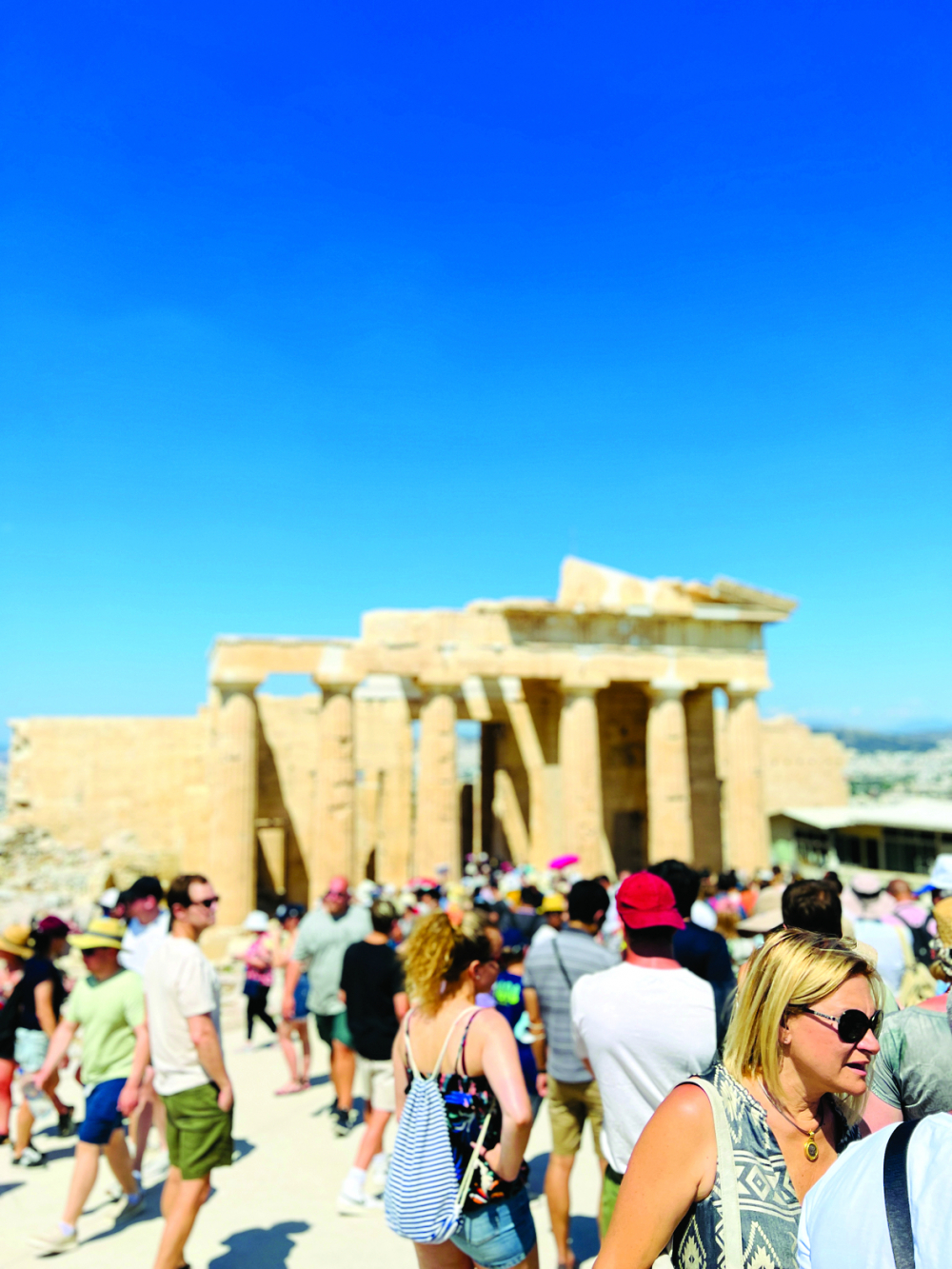 Hàng ngàn người đội nắng lên đồi Acropolis