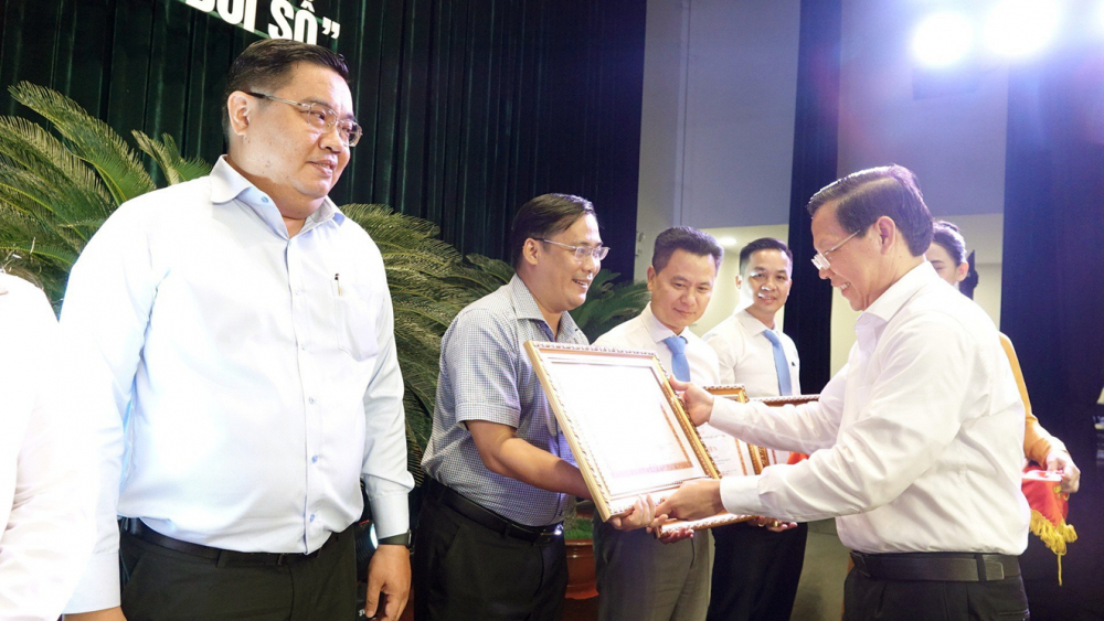 Chủ tịch UBND TPHCM Phan Văn Mãi tặng bằng khen cho các chủ tịch UBND phường, xã, thị trấn có thành tích tiêu biểu trong công tác - ẢNH: TUYẾT DÂN