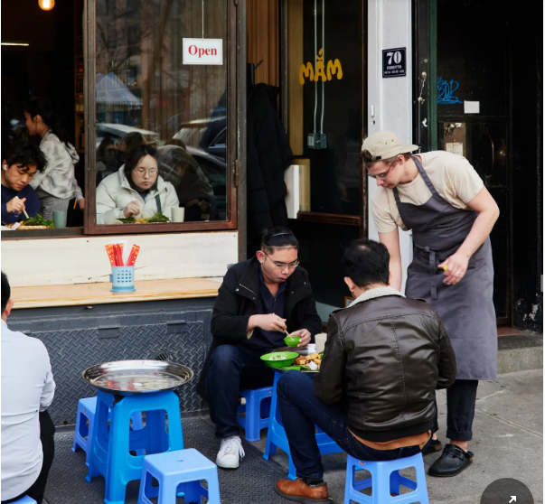 Không gian quán bún đậu mắm tôm trên đường phố New York.