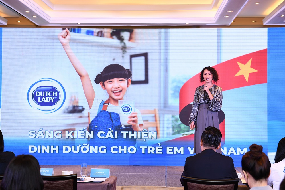 Bà Tạ Thúy Hà - Giám đốc Kinh doanh Cấp cao Tập đoàn FrieslandCampina Việt Nam chia sẻ về sáng kiến cải thiện dinh dưỡng cho trẻ em Việt Nam từ Cô Gái Hà Lan - Ảnh: FCV