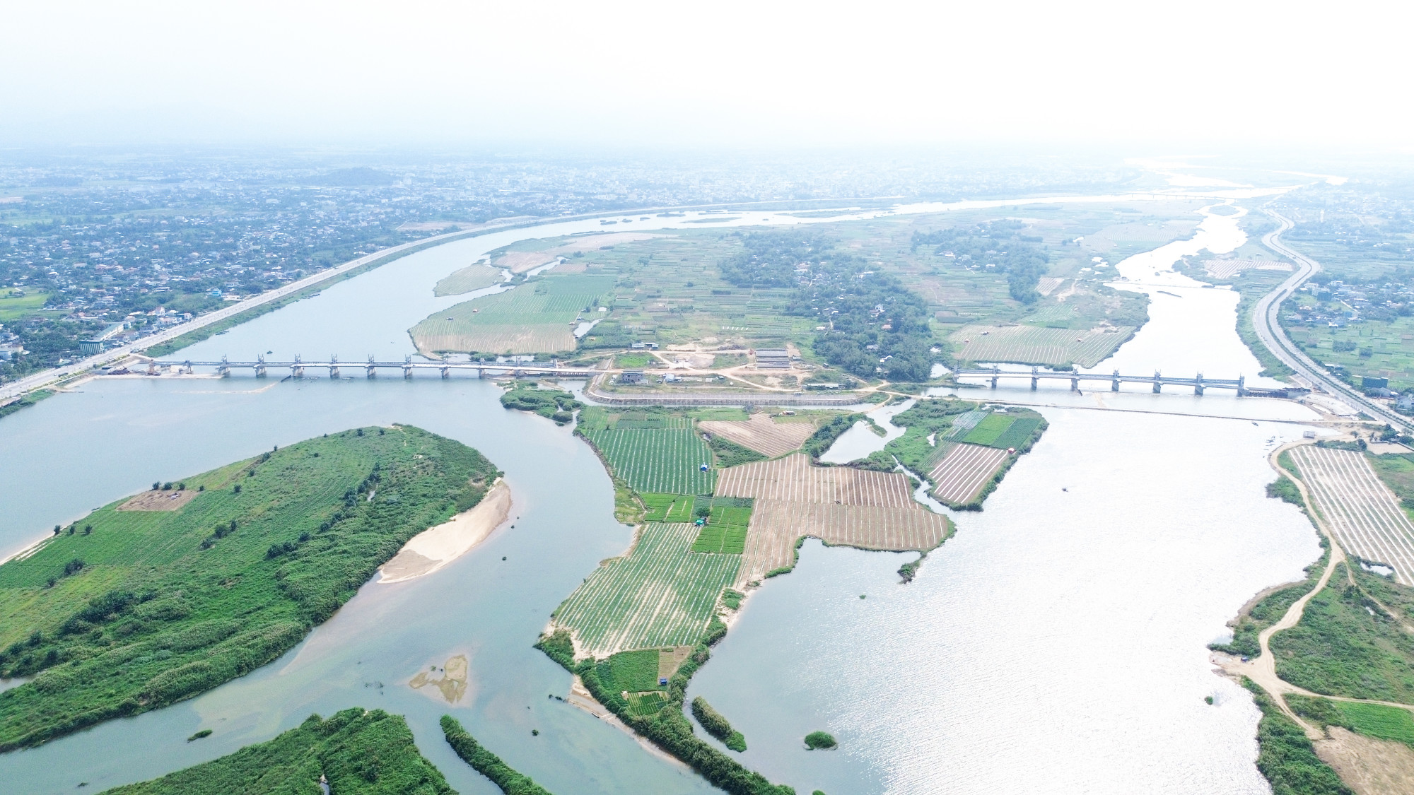công trình đập dâng qua sông Trà Khúc, tổng vốn đầu tư gần 1.500 tỷ đồng nhìn từ trên cao 