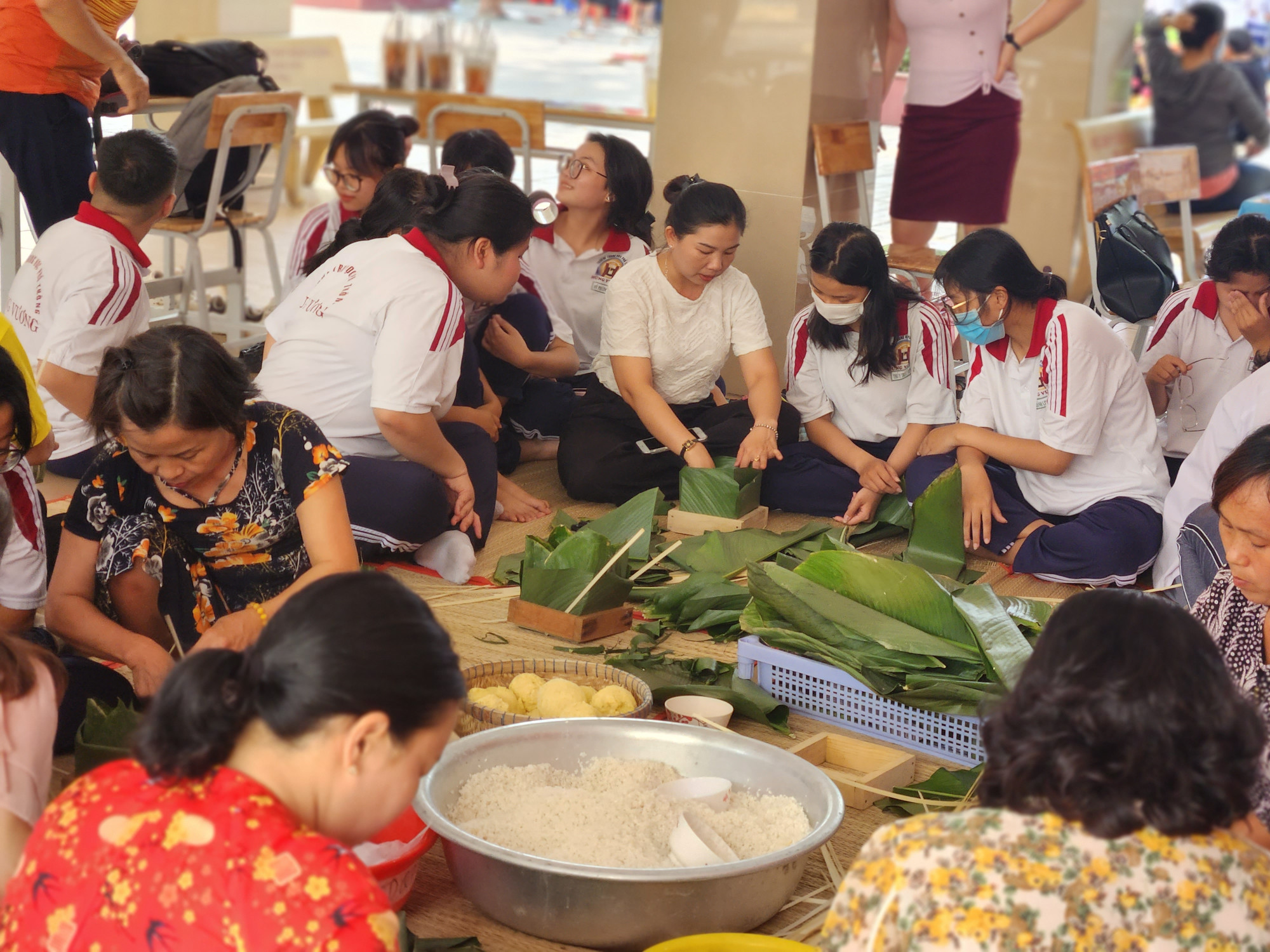 Thầy trò Trường THPT Hung Vương tự tay gói bánh trưng để dâng lên bàn thờ Quốc tổ