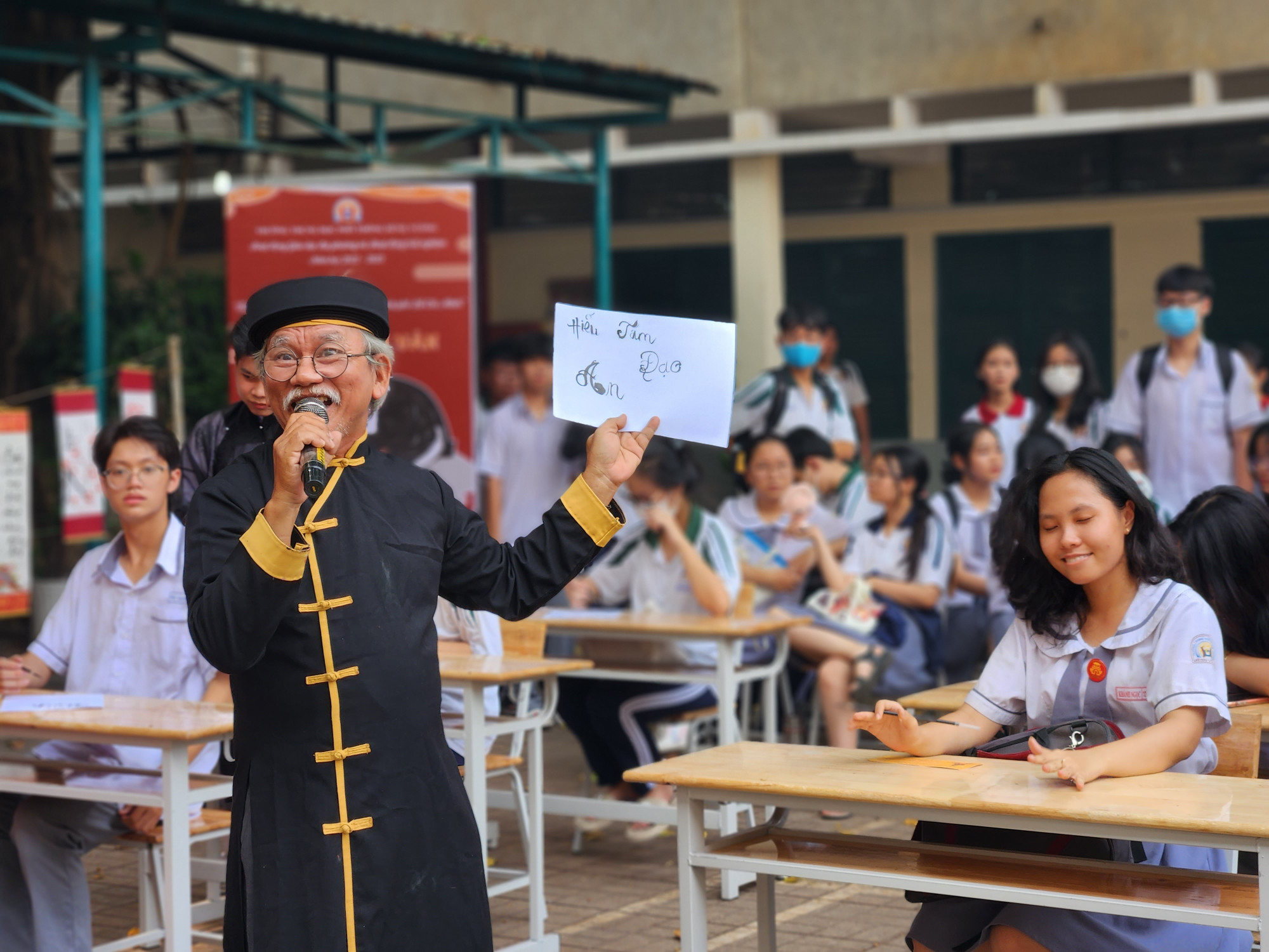 Trải nghiệm viết thư pháp trong ngày hội giáo dục học sinh về truyền thống văn hoá dân tộc