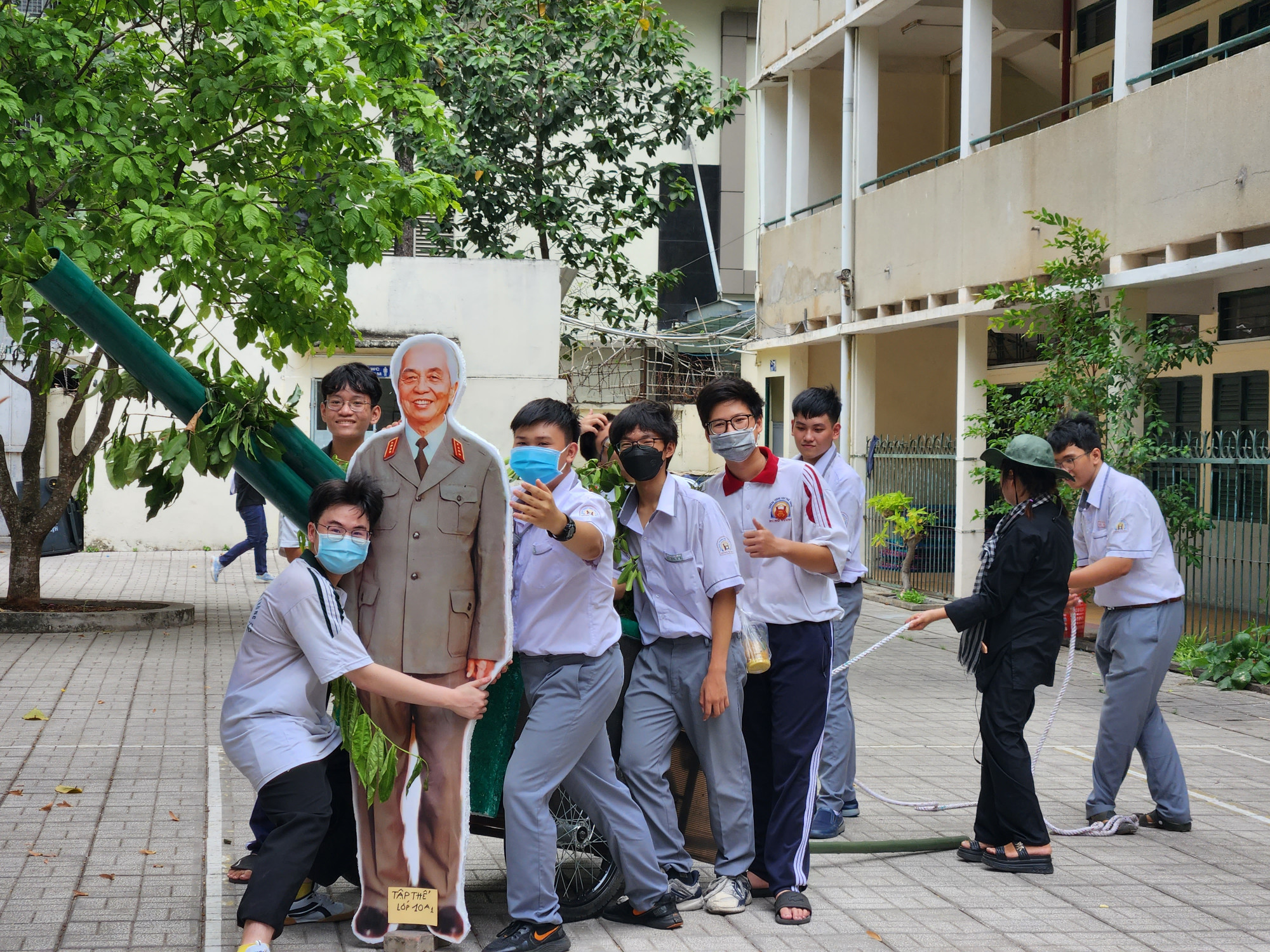 Học sinh thích thú tham gia trò chơi hò kéo pháo học lịch sử 