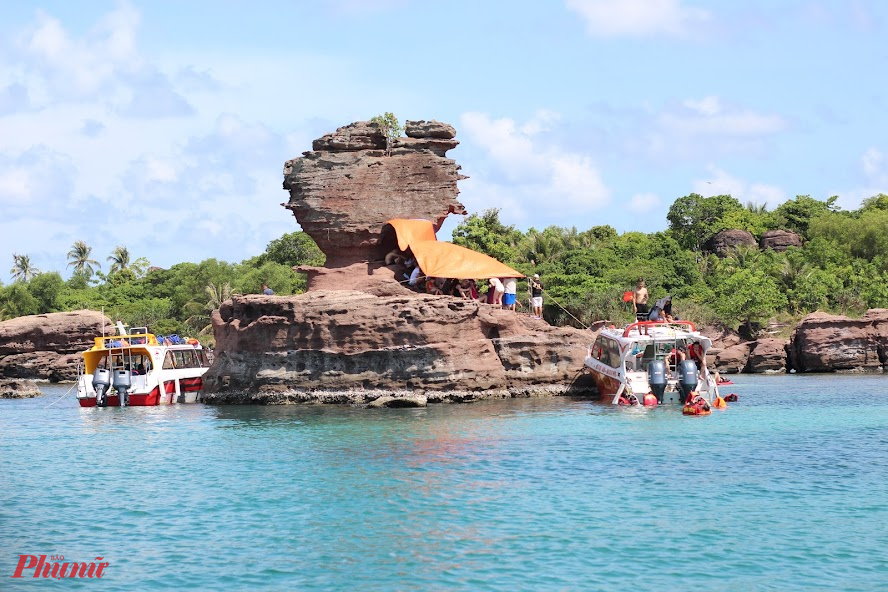 Bạn nên trang bị đồ bơi, kem chống nắng, khăn để chụp hình đẹp hơn. Bên cạnh các dịch vụ đính kèm trong tour, du khách có thể chọn thêm dịch vụ khác như lặn biển, đi bộ dưới đáy biển... giá các dịch vụ từ 500.000 đồng.