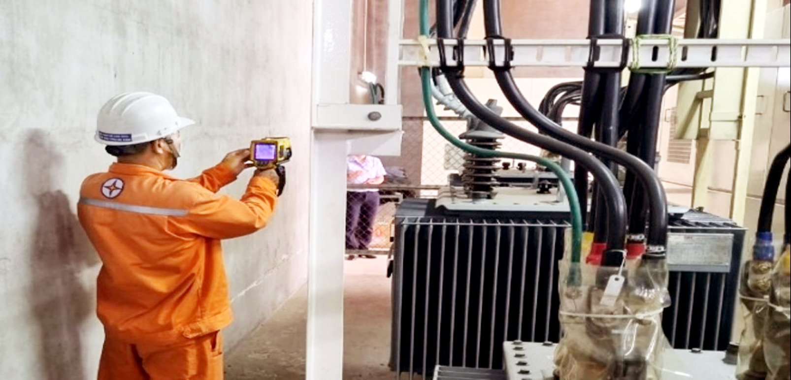Công nhân Công ty Điện lực Tân Thuận kiểm tra trạm điện của khách hàng - ẢNH: EVNHCMC CUNG CẤP 