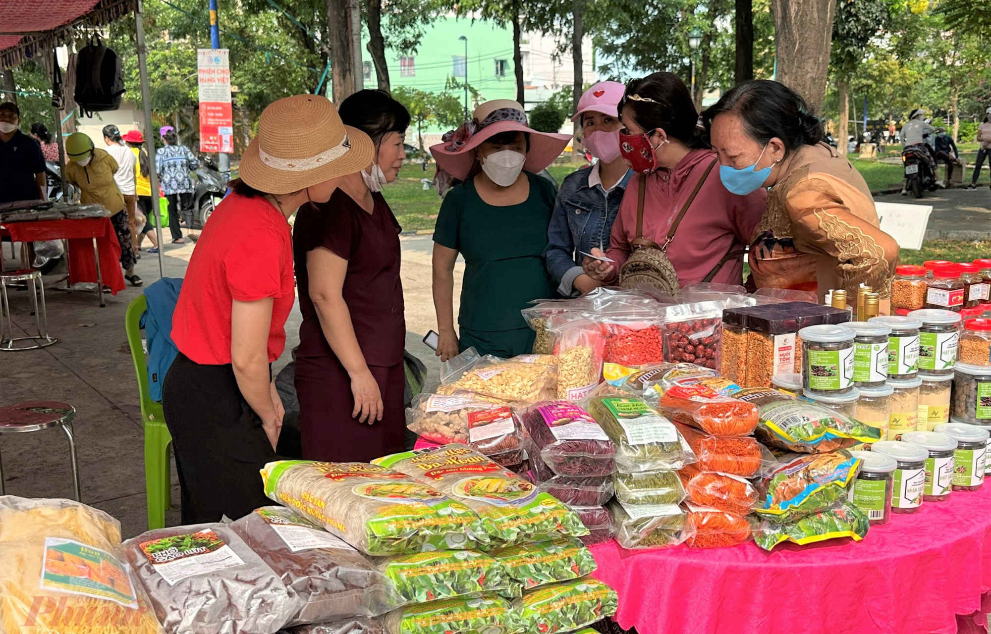 Phiên chợ hàng Việt được tổ chức đến 21h00 ngày 27/4