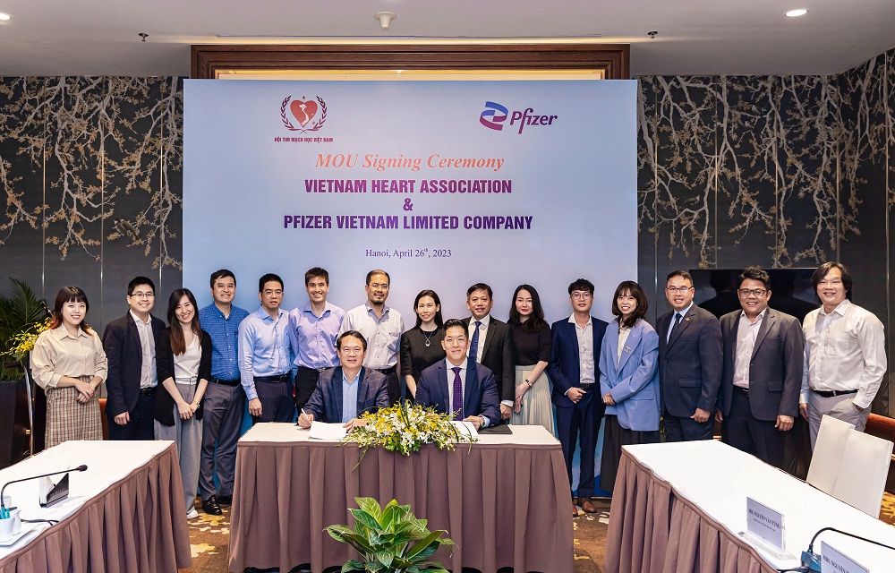 Pfizer và Hội Tim mạch học Việt Nam ký kết hợp tác triển khai dự án “Sức khỏe tim mạch cộng đồng” nhằm nâng cao năng lực của nhân viên y tế trong chẩn đoán và điều trị các bệnh lý tim mạch - Ảnh: Pfizer