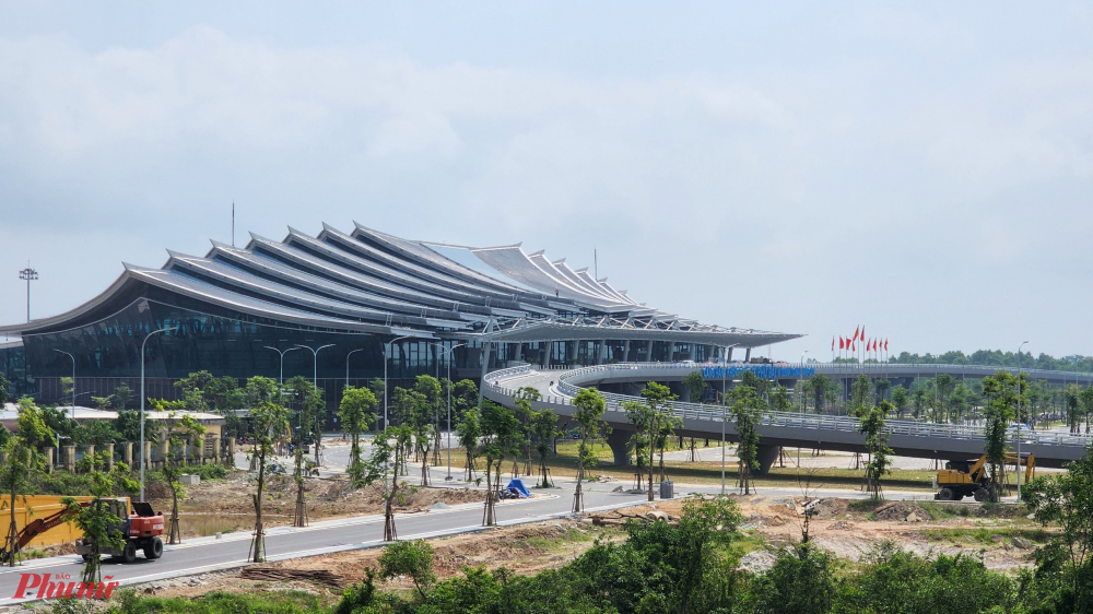 Nhà ga T2 sân bay Phú Bài được khởi công tháng 12/2019, do Tổng công ty Cảng hàng không Việt Nam (ACV) làm chủ đầu tư, tổng kinh phí 2.250 tỷ đồng. 