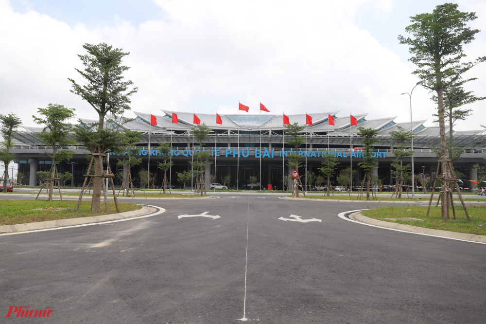 Sân bay Phú Bài thuộc thị xã Hương Thủy, tỉnh Thừa Thiên Huế, là một trong những sân bay trọng điểm của miền Trung. Nơi đây, được Pháp xây dựng năm 1940, dùng chung quân sự và dân sự. Năm 2013, ACV đầu tư sửa chữa với tổng mức đầu tư gần 700 tỷ đồng, chiều rộng đường hạ cất cánh có khả năng tiếp thu các loại máy bay tầm trung như A320/A321 và tương đương. Nhà ga hành khách hiện nay có công suất thiết kế 1,5 triệu hành khách một năm.