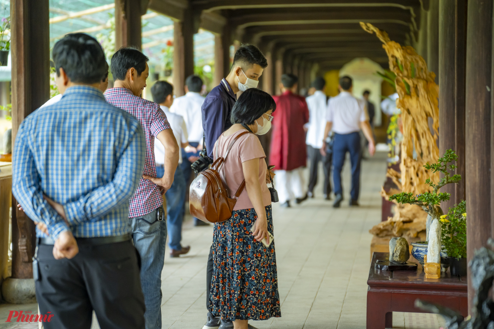 Đông đảo người dân du khách đến tham quan triển lãm cây cảnh 3 miền tại Đại Nội Huế