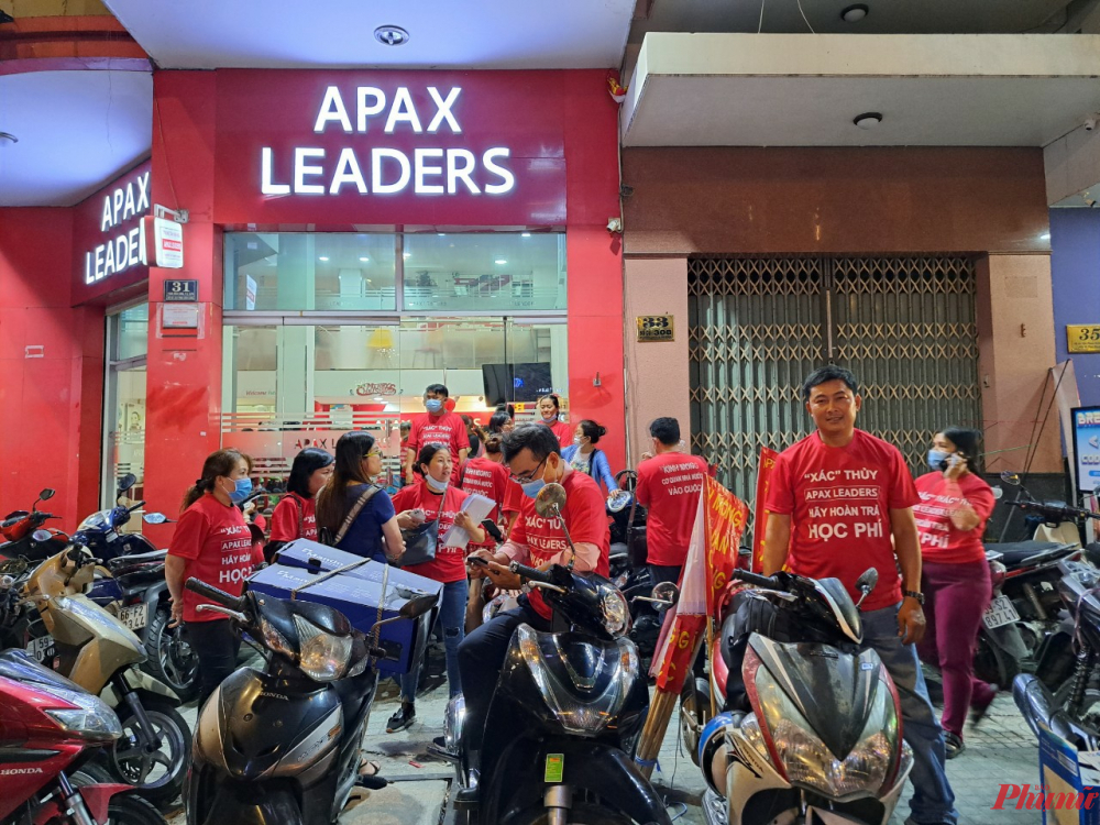 Phụ huynh bày tỏ bức xúc tại Trung tâm Phan Xích Long - trung tâm duy nhất còn mở cửa của Apax Leaders tại TPHCM