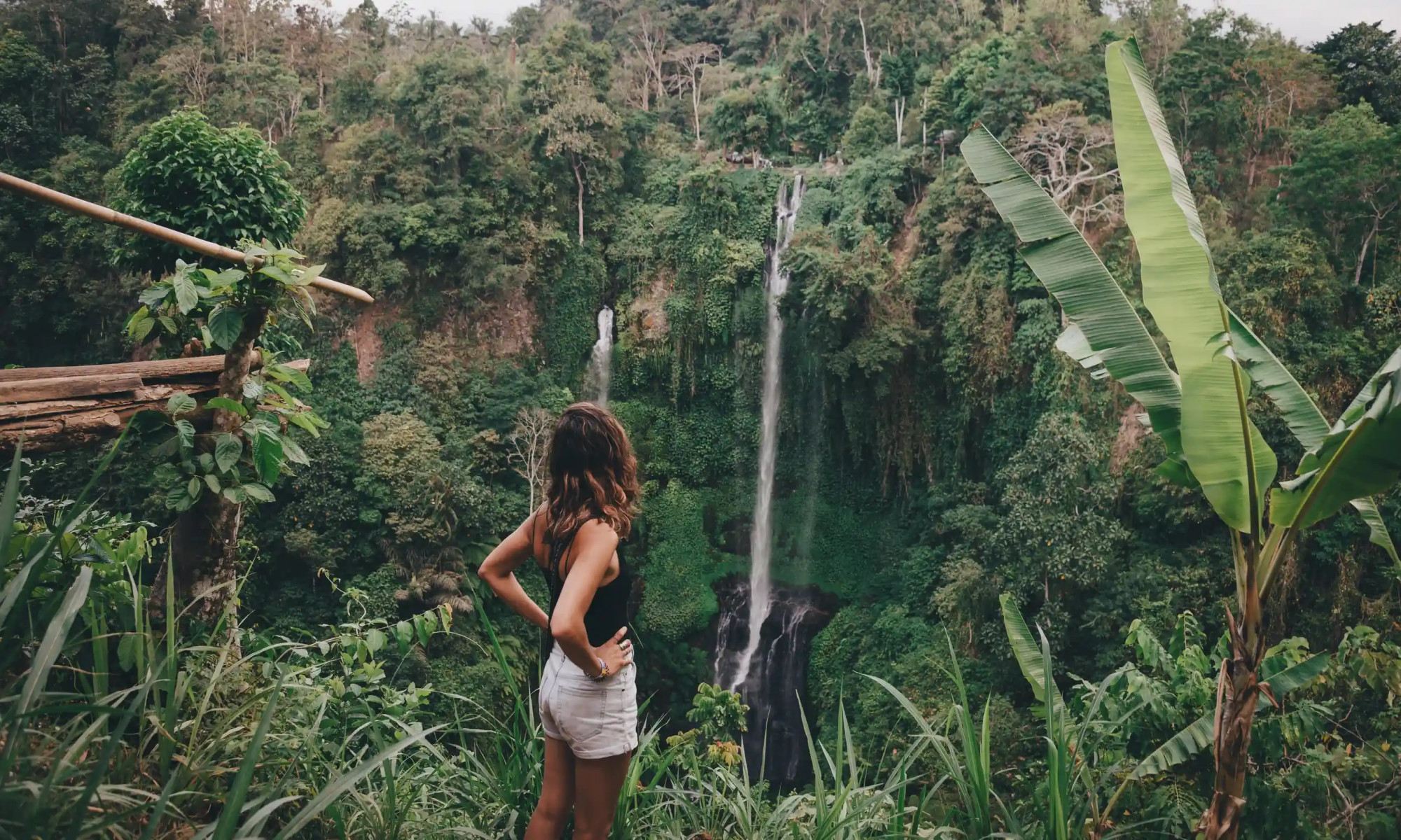 hòn đảo Bali, indonesia được mệnh danh là thiên đường cho khách du lịch. Dù vậy, thiên đường này đang khó chịu trước những trò tác quai tác quái của những du khách thích chơi trội