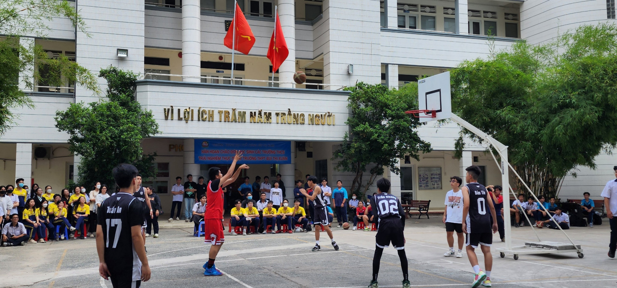 Học sinh Trường THPT Bùi Thị Xuân (quận 1) trong một hoạt động rèn luyện tại trường