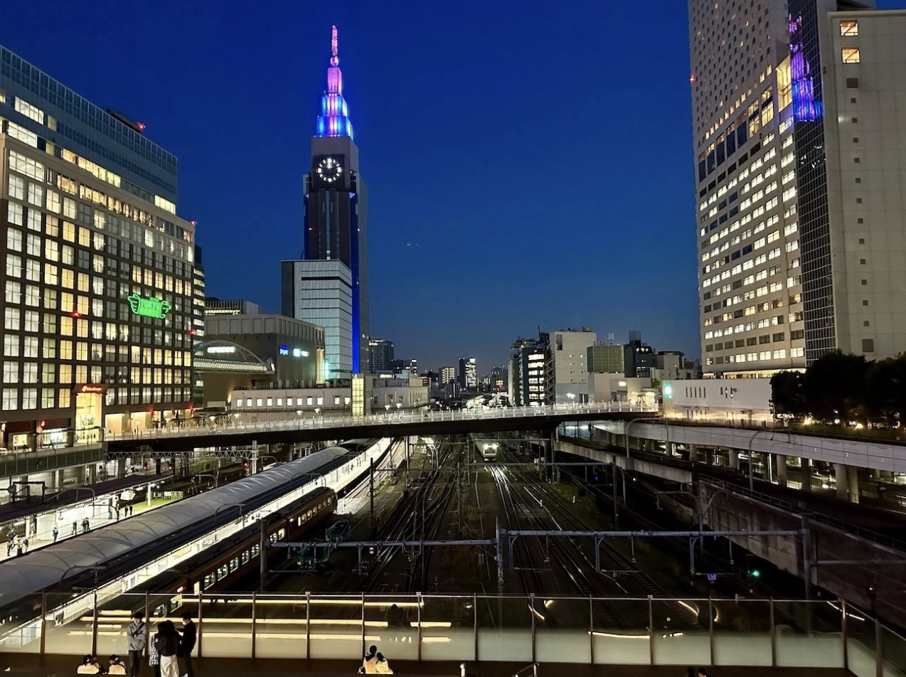 Từ đây, bạn có thể có một cái nhìn tuyệt vời về Quảng trường Thời đại Takashimaya và Tháp Docomo, hai trong số những tòa nhà chọc trời mang tính biểu tượng nhất của Shinjuku.