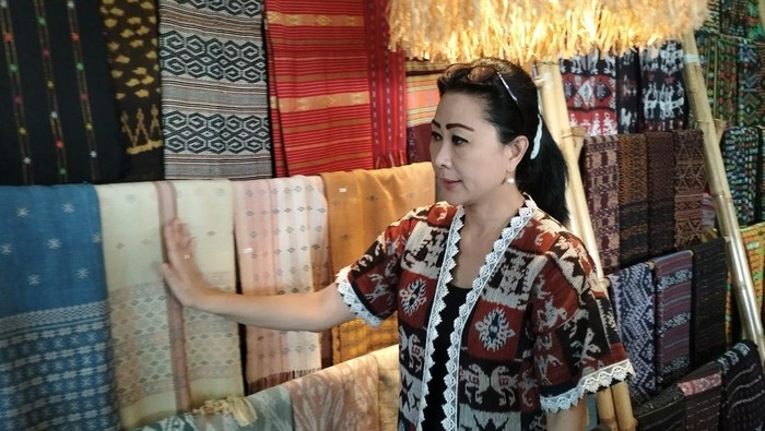 Bà Julie Sutrisno Laiskodat giới thiệu các mẫu vải dùng để may trang phục cho các nhà nhà lãnh đạo dự Hội nghị cấp cao ASEAN lần thứ 42 - Ảnh: ANTARA