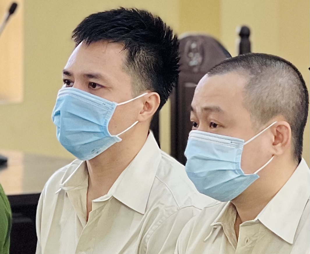Bị cáo Trần Hữu Tín (phải) và Nguyễn Hoàng Phi (trái) trong phiên tòa vào sáng 28/4