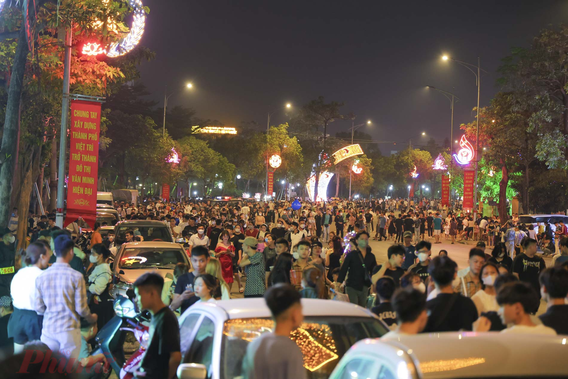 Dù 21g màn pháo hoa mới diễn ra, tuy nhiên  từ 19g30, hàng vạn người đã đổ về công viên Văn Lang để chuẩn bị xem màn pháo hoa, gây ùn tắc giao thông nghiêm trọng.