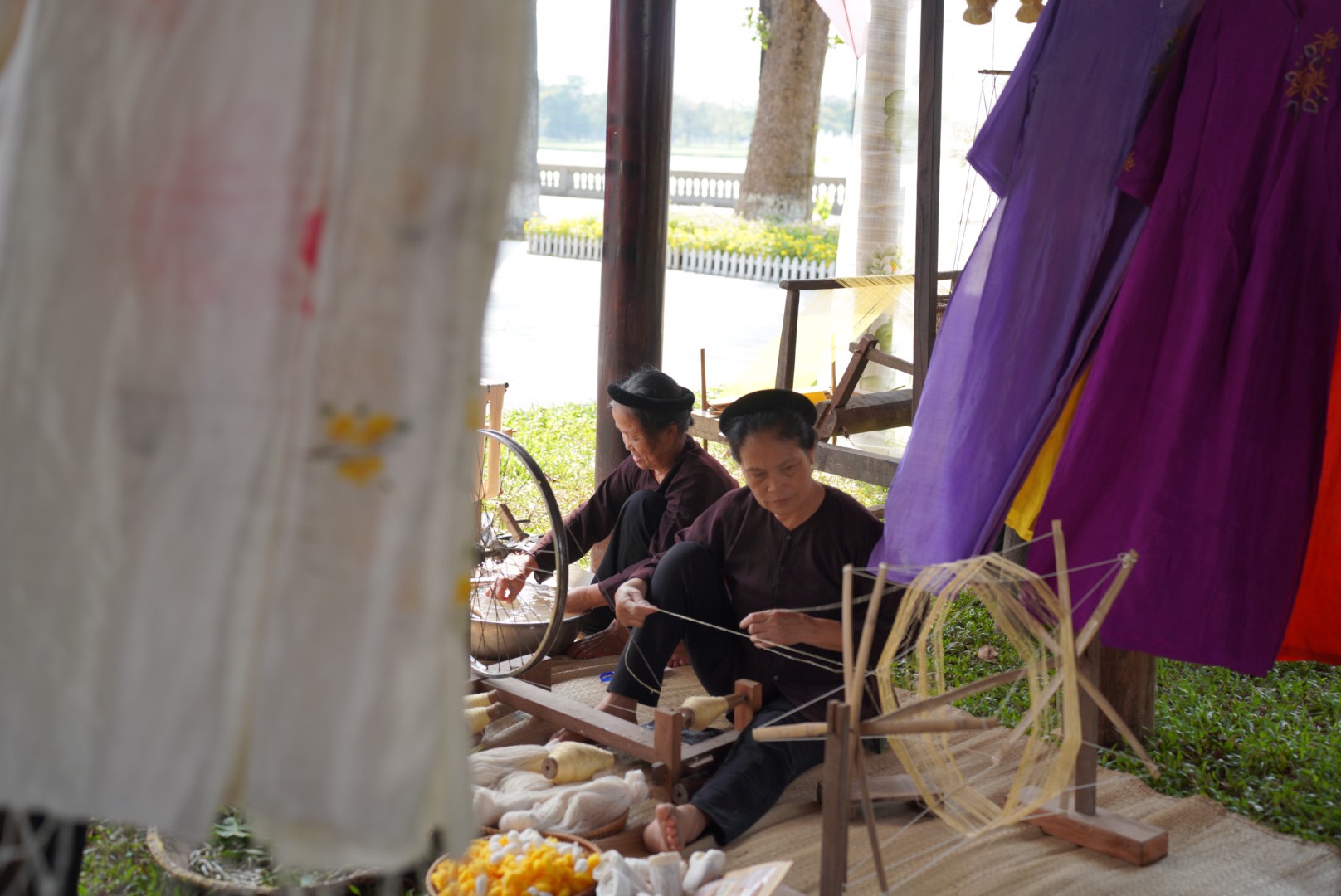 Nghệ nhân làng lụa Vạn Phúc trình diễn nghề dệt lụa