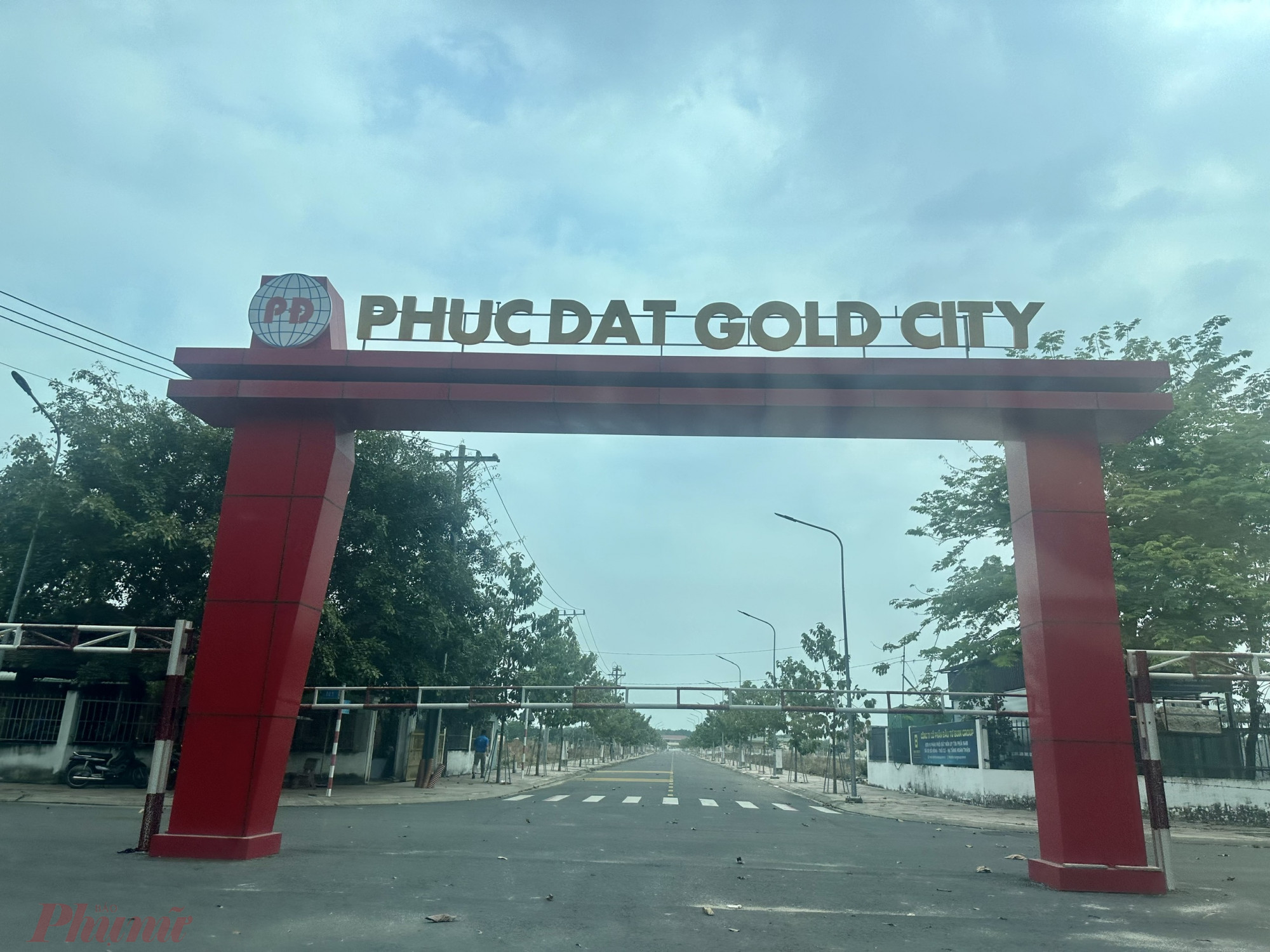 Khu đô thị Phúc Đạt Gold City được khởi công xây dựng vào ngày 14/5/2019, hạ tầng hiện đã hoàn thiện. Sản phẩm đất nền của Phúc Đạt Gold City có mức giá dao động trên thị trường khoảng 15 triệu/m2 nhưng đến nay vẫn không ai vào ở. 