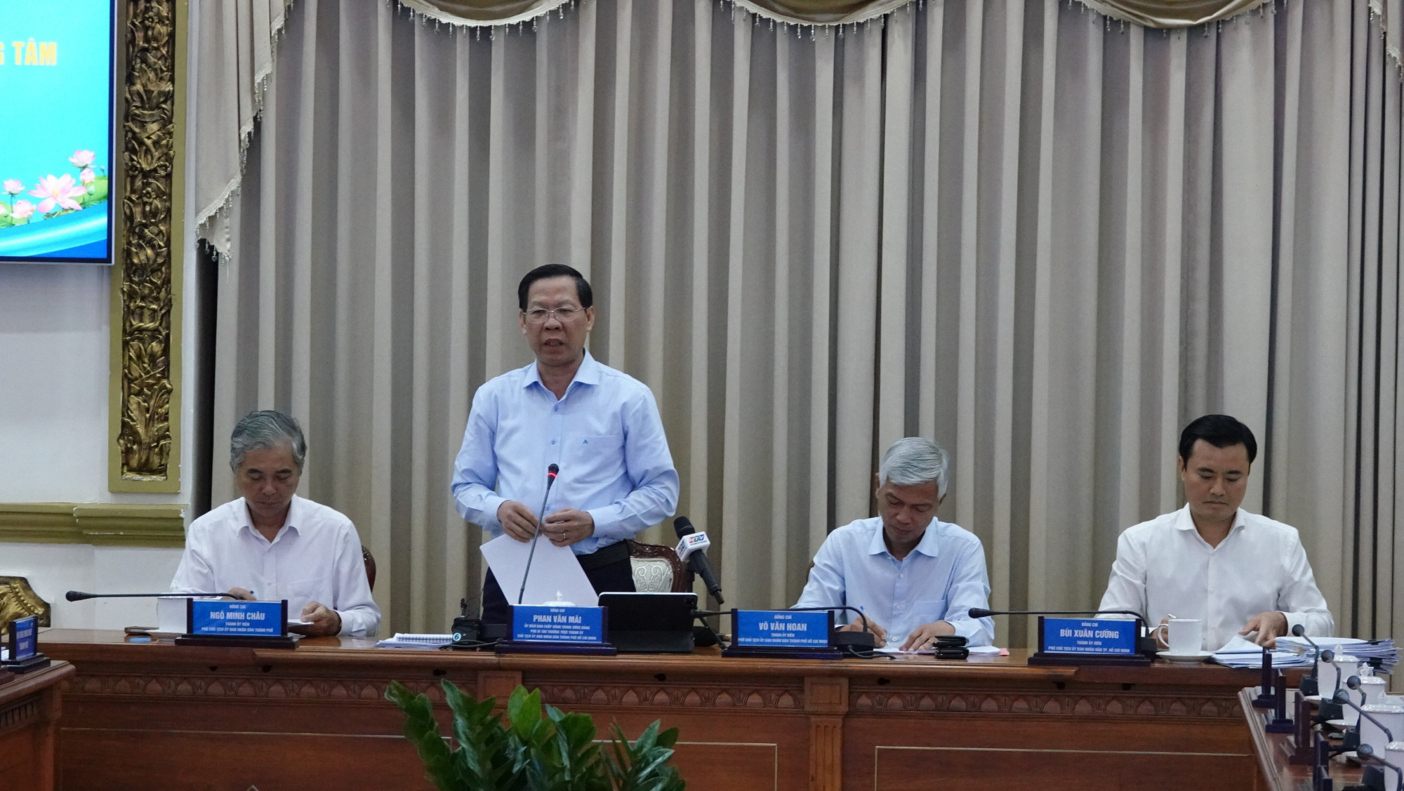 Chủ tịch UBND TPHCM Phan Văn Mãi phát biểu tại cuộc họp chiều 28/4