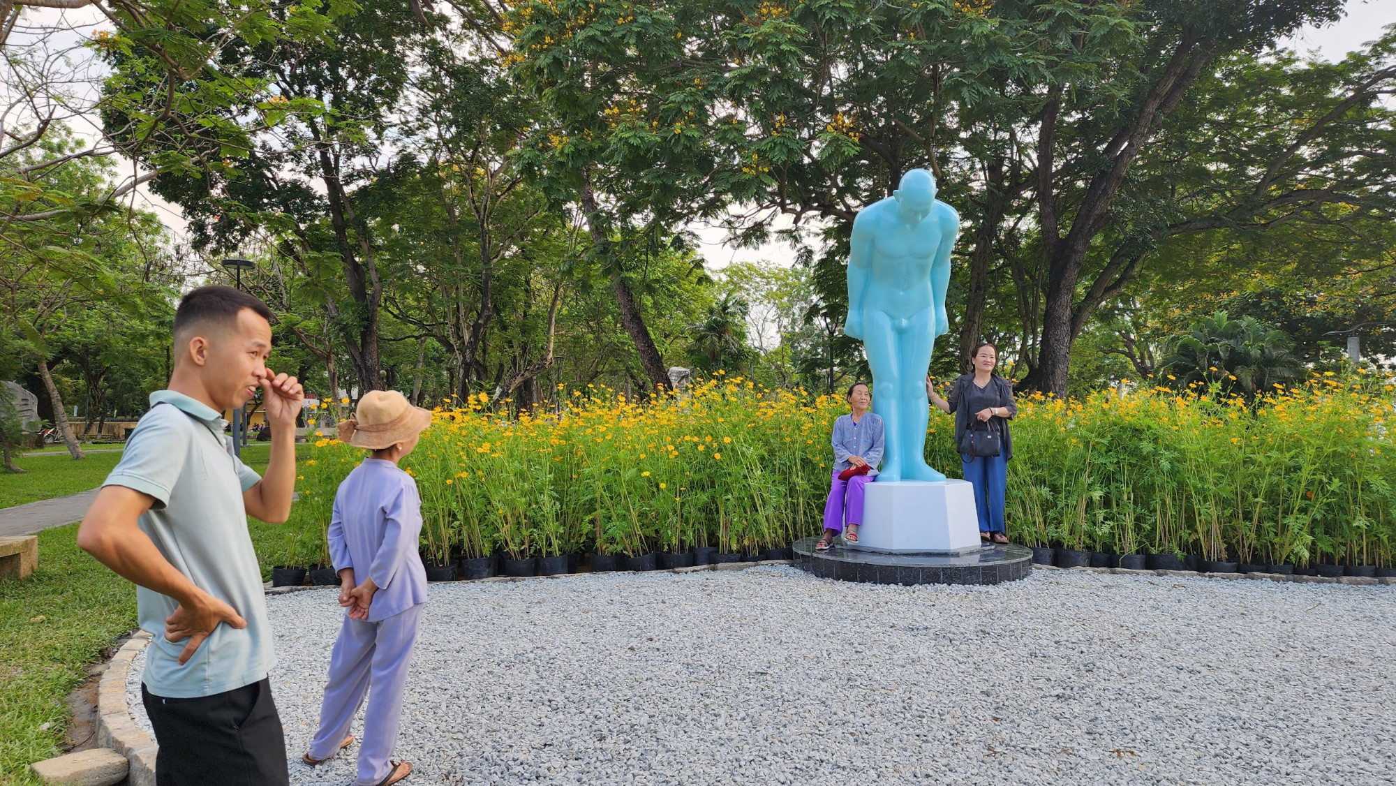 Bức tượng mang thông điệp 'tôn trọng và thấu hiểu', đồng thời thể hiện phong cách chào hỏi khiêm nhường của người Hàn Quốc