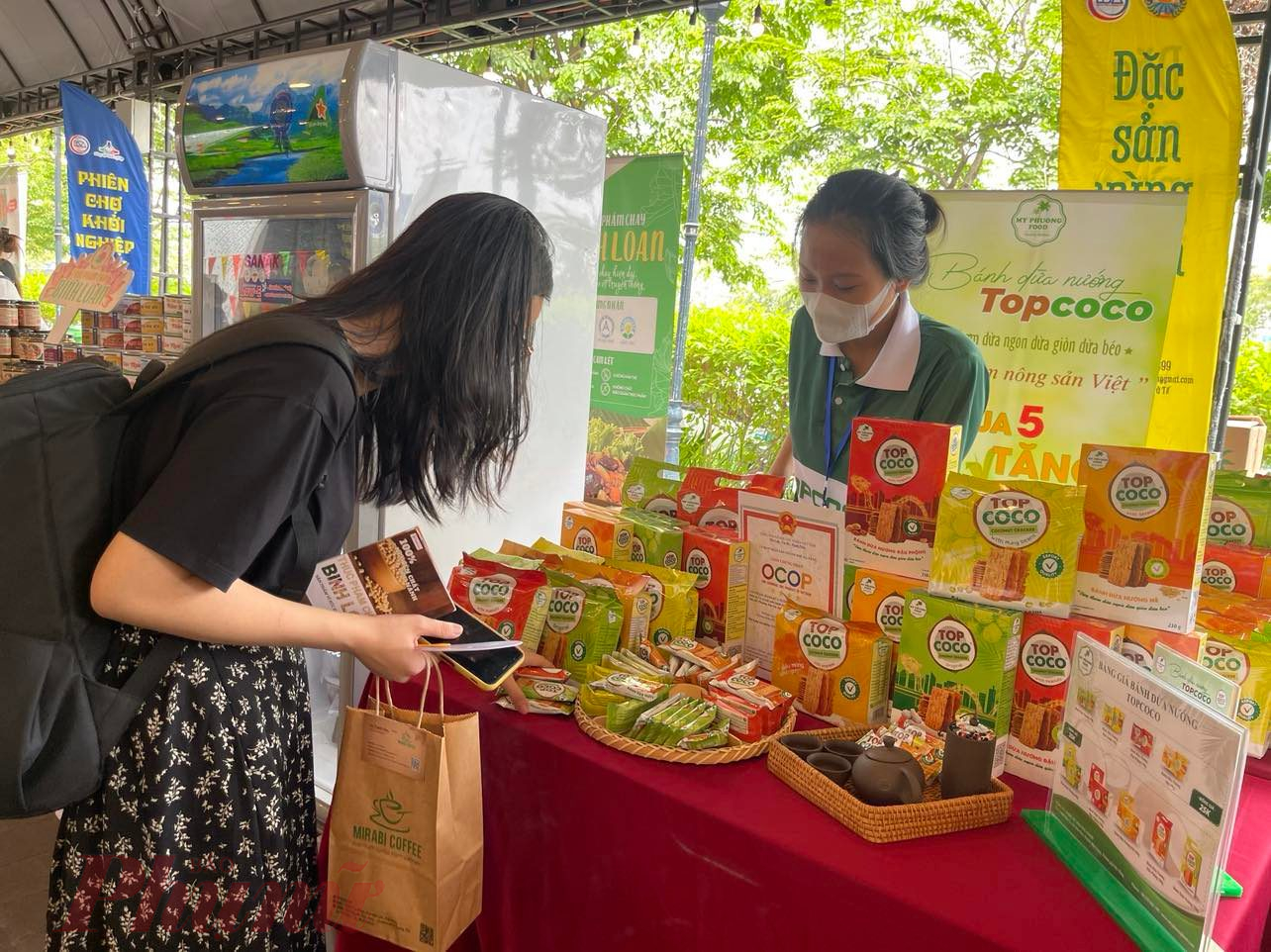 Đặc sản bánh dừa nướng Top Coco của Đà Nẵng đạt chứng nhận sản phẩm OCOP 4 sao (25.000 - 35.000 đồng/hộp đã được xuất khẩu qua nhiều nước (