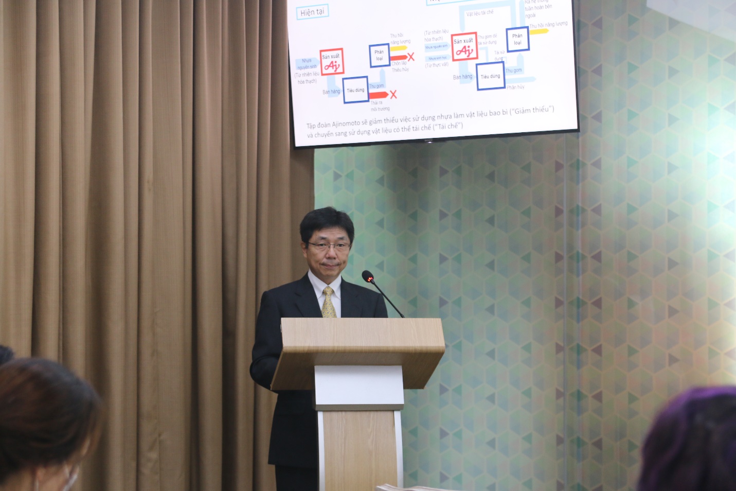 Ông Tatsuya Nakayama - Giám đốc, Phụ trách Khối Sản xuất 2, Công ty Ajinomoto Việt Nam - chia sẻ các sáng kiến cải thiện điều kiện môi trường tại Ajinomoto Việt Nam - Ảnh: Ajiomoto Việt Nam