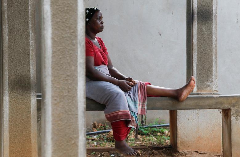 Thân nhân của những tín đồ của giáo phái ngồi bên ngoài nhà xác của bệnh viện quận Malindi, ngày 26 tháng 4. Tại nhà xác của bệnh viện Malindi, hàng chục người đang tìm kiếm tin tức về những người thân mà họ sợ nằm trong số những người đã chết. REUTERS/Monicah Mwangi