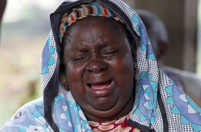 Naomi Kahindi khóc thương bên ngoài nhà xác bệnh viện tiểu khu Malindi, ngày 26 tháng 4. Kahindi cho biết cảnh sát đã xác nhận với cô rằng chị gái 45 tuổi của cô, cùng với 5 đứa con của chị gái cô và một trong những đứa cháu của cô, nằm trong số những người thiệt mạng. REUTERS/Monicah Mwangi