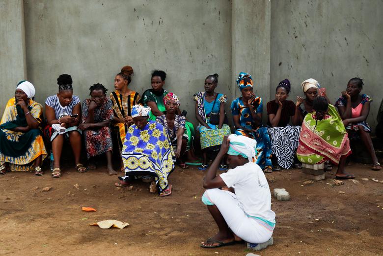 Người thân của những người theo giáo phái tập trung bên ngoài nhà xác bệnh viện quận Malindi, ngày 27 tháng 4. REUTERS/Monicah Mwangi