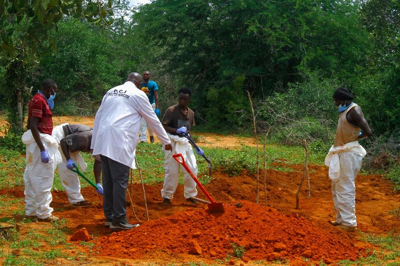 Các tình nguyện viên hỗ trợ các chuyên gia pháp y và thám tử điều tra án mạng của Cục Điều tra Hình sự (DCI) trong khu rừng Shakahola, ngày 25 tháng 4. REUTERS/Joseph OkangaCác công nhân tiếp nhận thi thể được khai quật của những người theo giáo phái tại nhà xác bệnh viện quận Malindi, ngày 26 tháng 4. Nhà xác đã nhanh chóng chật kín kể từ khi chính quyền bắt đầu đào hài cốt của con người vào thứ Sáu từ những ngôi mộ nông được phát hiện trong khu vực rộng 800 mẫu Anh của rừng Shakahola. REUTERS/Monicah Mwangi