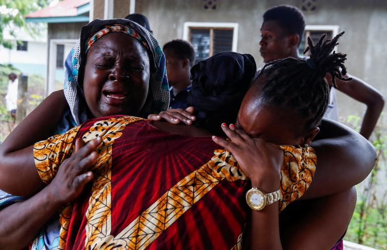 Naomi Kahindi, người đã mất em gái và các con, để tang tại nhà xác bệnh viện quận Malindi, ngày 26 tháng 4. Những cái chết này là một trong những thảm kịch tồi tệ nhất liên quan đến giáo phái trong lịch sử gần đây và con số thiệt hại dự kiến ​​sẽ còn tăng thêm, với người Kenya Hội Chữ thập đỏ cho biết hơn 300 người đã được báo cáo là mất tích. REUTERS/Monicah Mwangi
