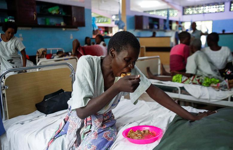 Một người sống sót dùng bữa bên trong phòng bệnh tại bệnh viện quận Malindi, ngày 26 tháng 4. REUTERS/Monicah Mwangi