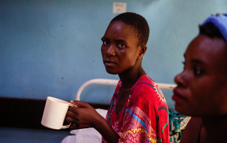 Shamim Kadzo Vidzo 26 tuổi, một người sống sót của Nhà thờ Good News International, ngồi trong một phòng tại bệnh viện tiểu khu Malindi, ngày 26 tháng 4. REUTERS/Monicah Mwangi