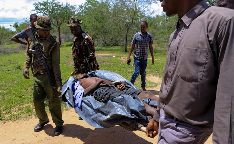 Các sĩ quan cảnh sát và dân thường Kenya giải cứu một thành viên tiều tụy của giáo phái trong rừng Shakahola, ngày 24 tháng 4. REUTERS/Stringer