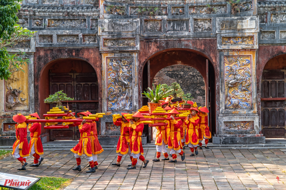 Đây là nghi lễ Để tỏ lòng thành kính với các bậc tiền nhân, các nghệ nhân đến từ Đà Nẵng, Hải Phòng, Hưng Yên và Huế