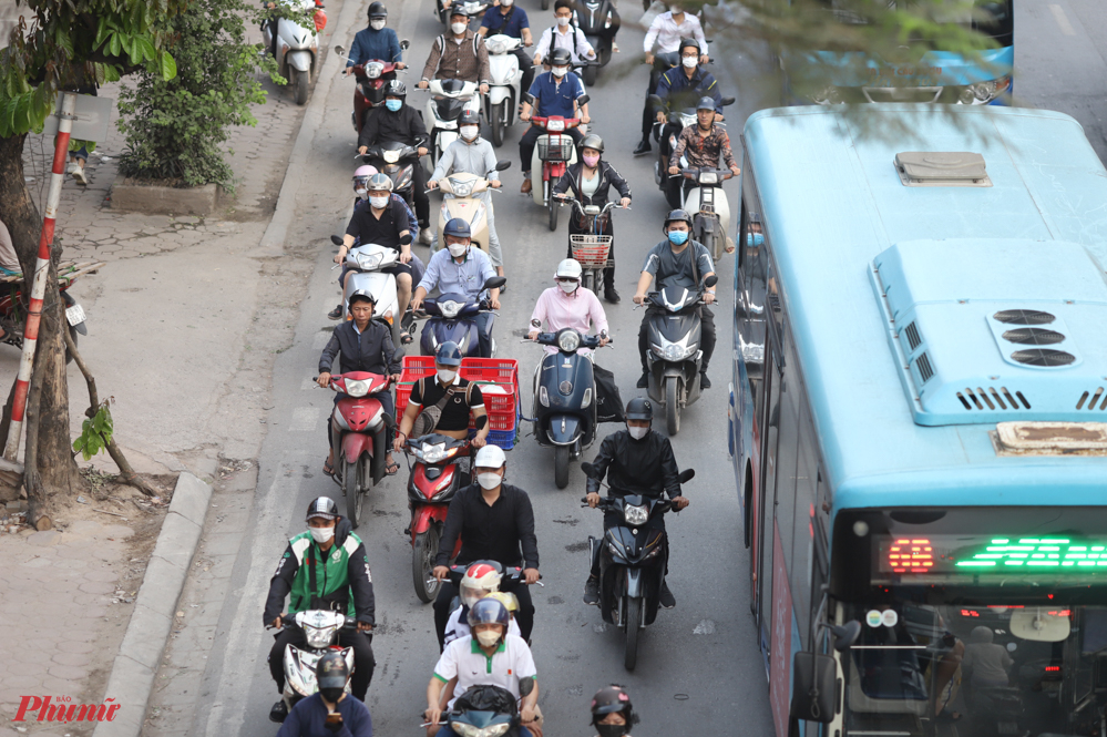 Ở phía chiều ngược lại, dòng phương tiện cũng đông đúc nhưng chỉ ùn tắc cục bộ đoạn nhỏ.