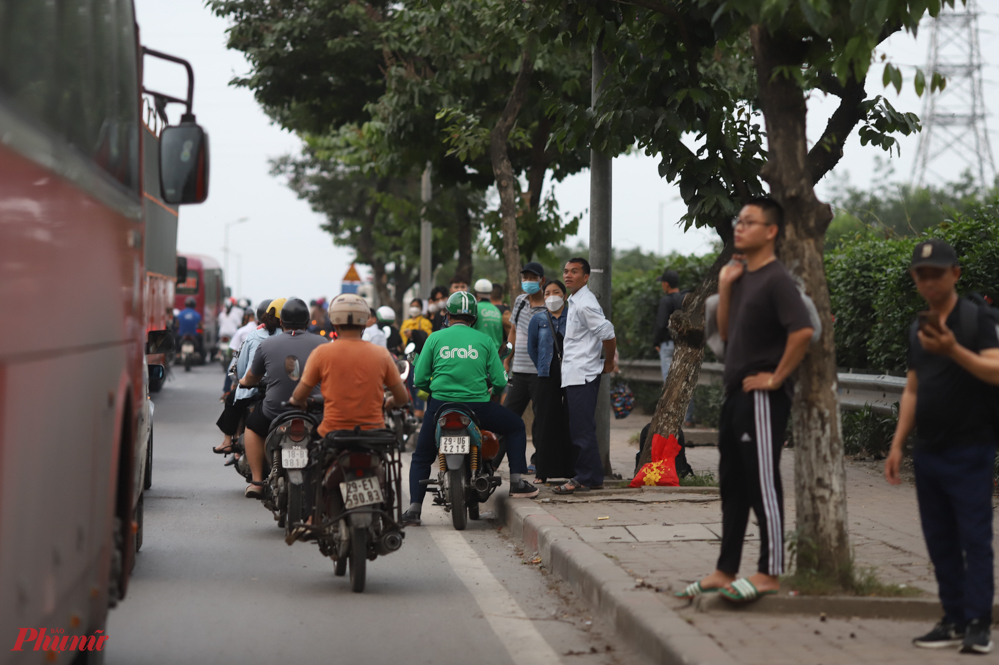 Lối ra bến xe Nước Ngầm đoạn lối vào cao tốc Pháp Vân - Cầu Giẽ đông nghịt người đứng chờ bắt xe.