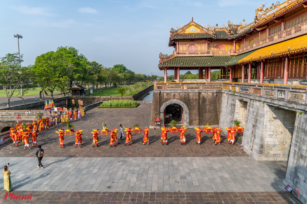 Đoàn dâng tiếng cây cảnh quý vào cổng Ngọ Môn để tiến về Khu vực Thế Miếu