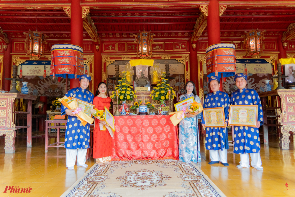 Tại Thế Miếu các nghệ nhân trong trang phục áo dài, khăn đóng chỉnh tề dâng hương các vi vua triều Nguyễn
