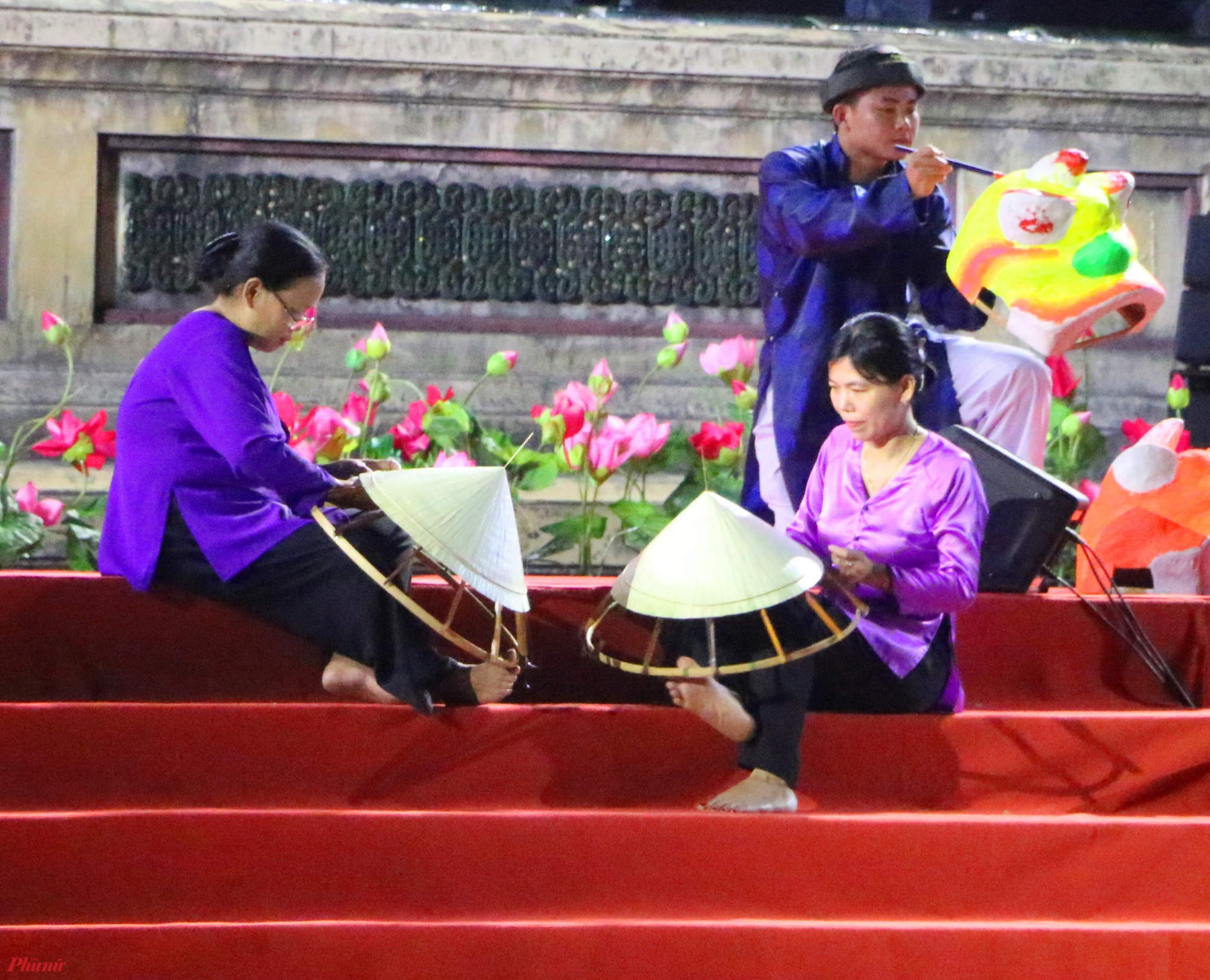 Tái hiện hình ảnh nghề chằm nón trên sân khấu khai mạc Festival Nghề truyền thống Huế 2023