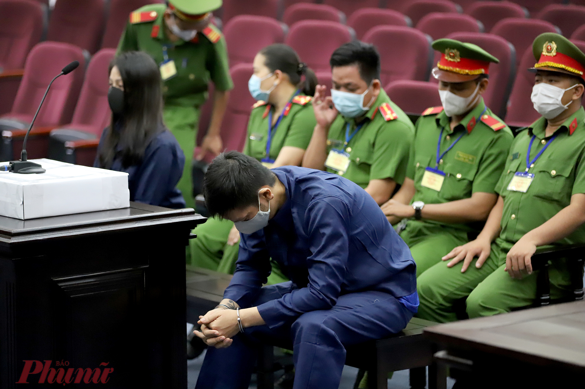Bị cáo Nguyễn Trung Kim Thái tỏ vẻ ăn năn, khá trầm lắng trong lúc chờ phiên tòa bắt đầu diễn ra.