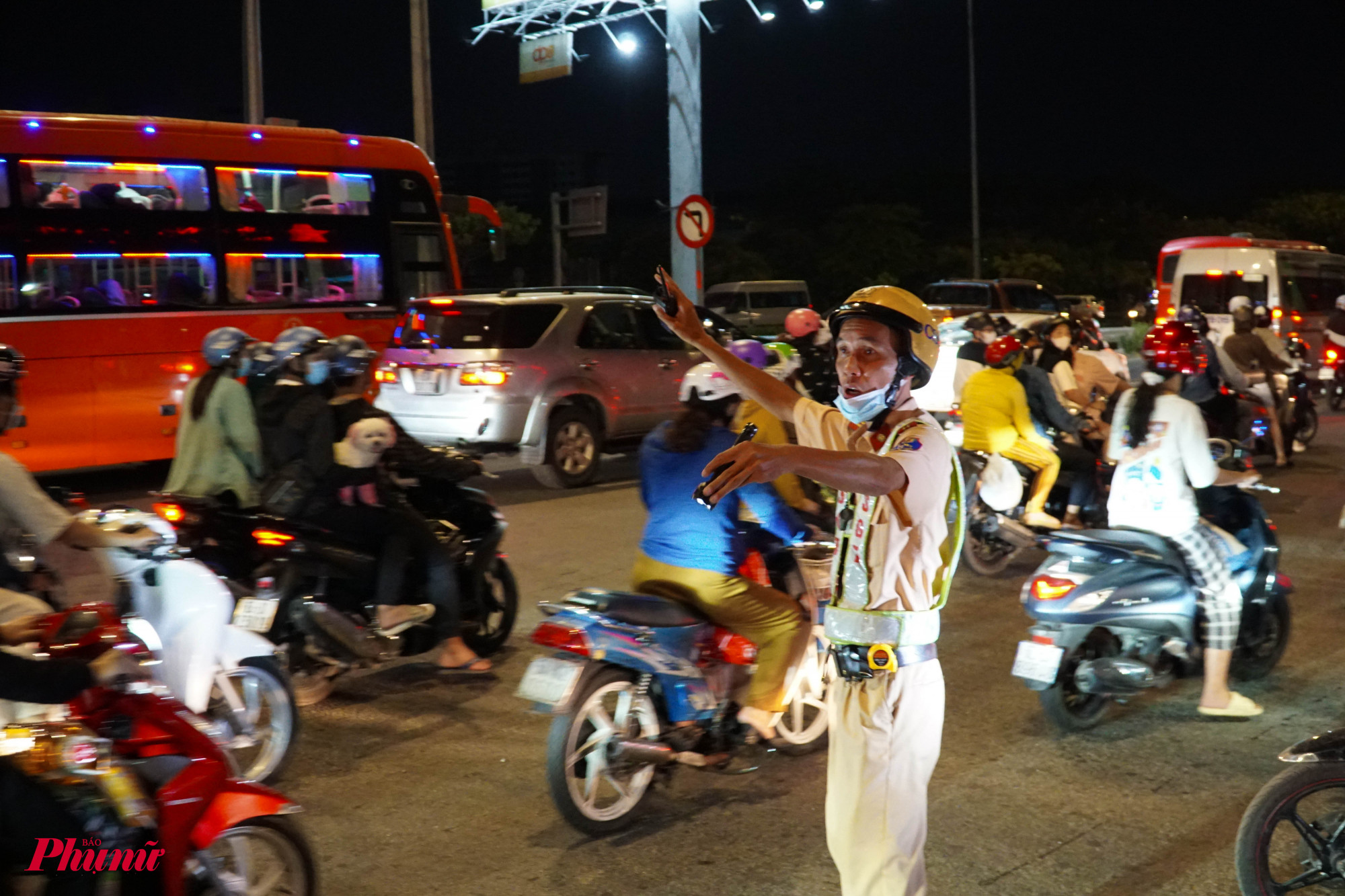 Lực lượng CSGT đã tăng cường hỗ trợ người dân di chuyển an toàn về quê