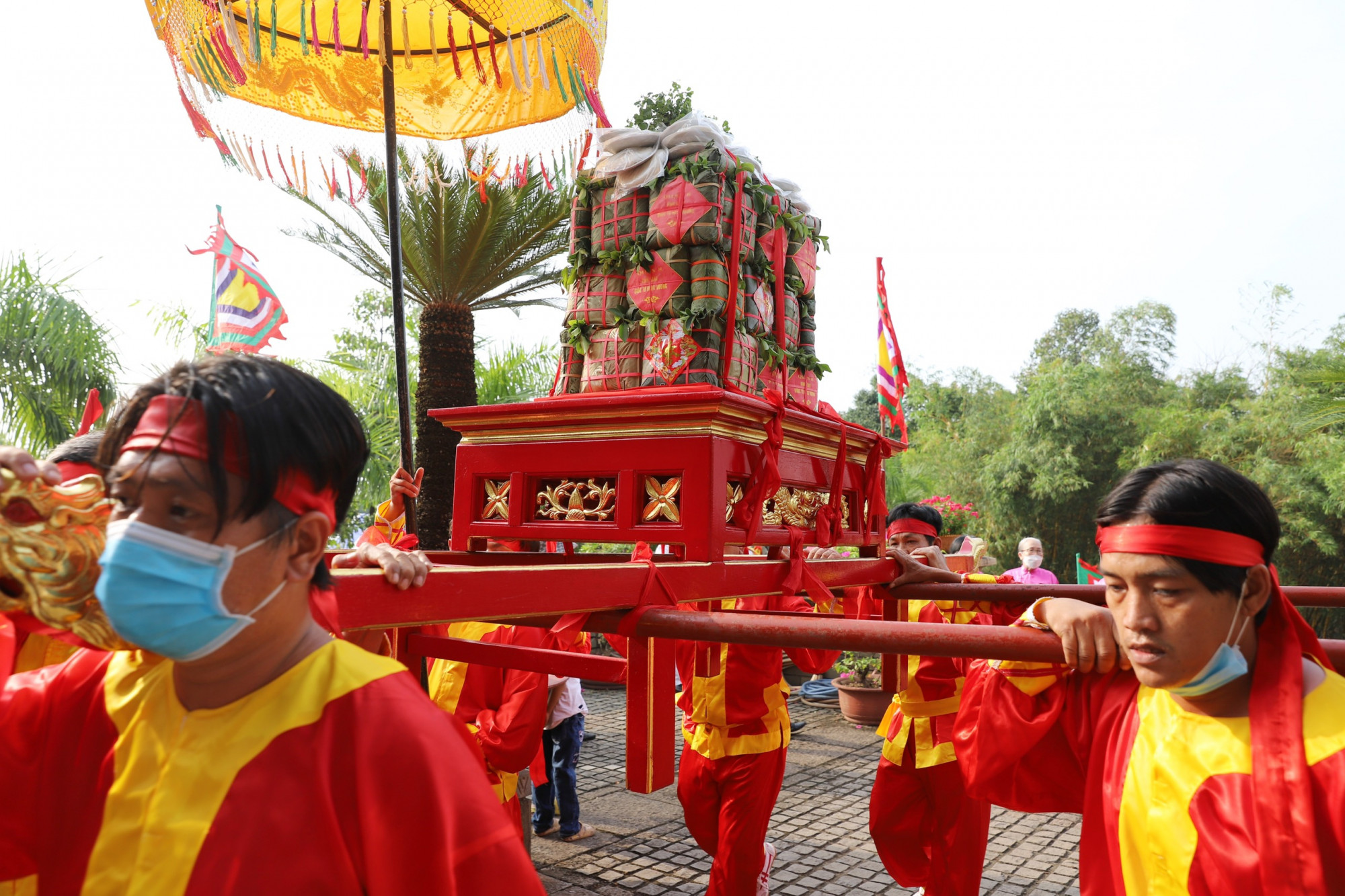 Các nghi thức, nghi lễ được tiến hành trang trọng. Lễ vật đều là những món ăn quen thuộc, gắn liền với truyền thống.