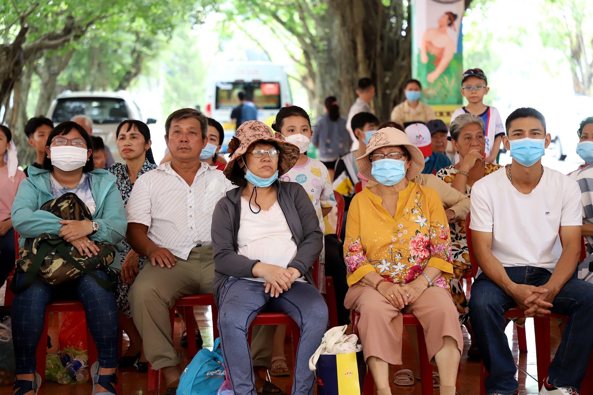 Người dân có mặt từ sớm để vừa dự lễ giỗ tổ, sau đó tham quan, vui chơi tại đây. 