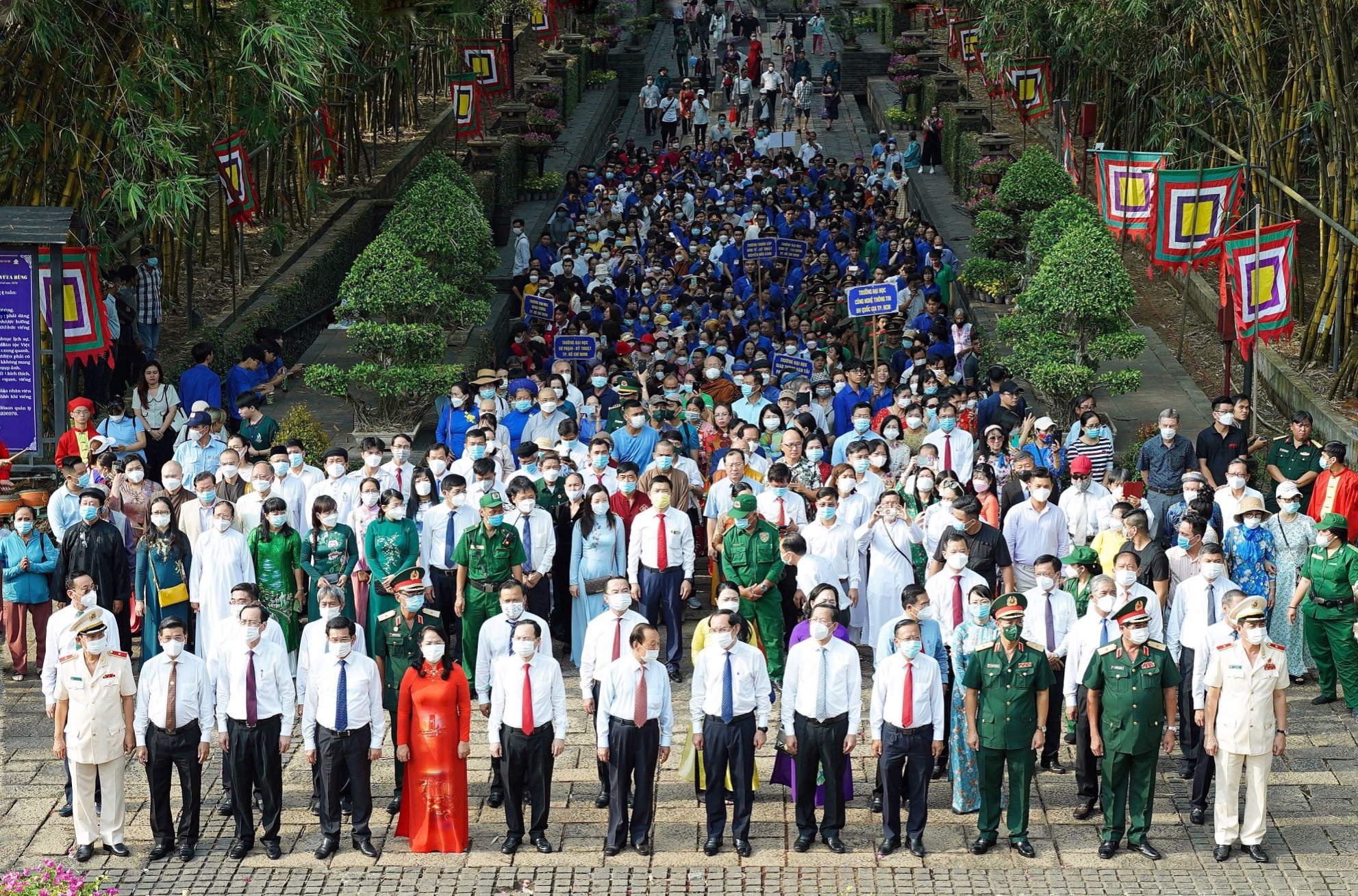 Tham dự buổi lễ có Ủy viên Bộ Chính trị, Bí thư Thành ủy TPHCM Nguyễn Văn Nên; nguyên Ủy viên Bộ Chính trị, nguyên Bí thư Thành ủy TP Lê Thanh Hải; Ủy viên Trung ương Đảng, Phó Bí thư Thường trực Thành ủy, Chủ tịch UBND TP Phan Văn Mãi; Ủy viên dự khuyết Trung ương Đảng, Phó Bí thư Thành ủy TP Nguyễn Văn Hiếu; Ủy viên Ban Thường vụ Thành ủy, Chủ tịch Ủy ban MTTQ Việt Nam TP Trần Kim Yến; Thành ủy viên, Phó Chủ tịch HĐND TP Nguyễn Văn Dũng và đại diện các sở, ban, ngành, đoàn thể, lực lượng vũ trang TPHCM; TP Thủ Đức, các quận, huyện; nhân sĩ trí thức, chức sắc tôn giáo, dân tộc, cựu chiến binh, công dân, nông dân, thanh niên, phụ nữ, doanh nhân và kiều bào về tham dự Lễ Giỗ tổ.